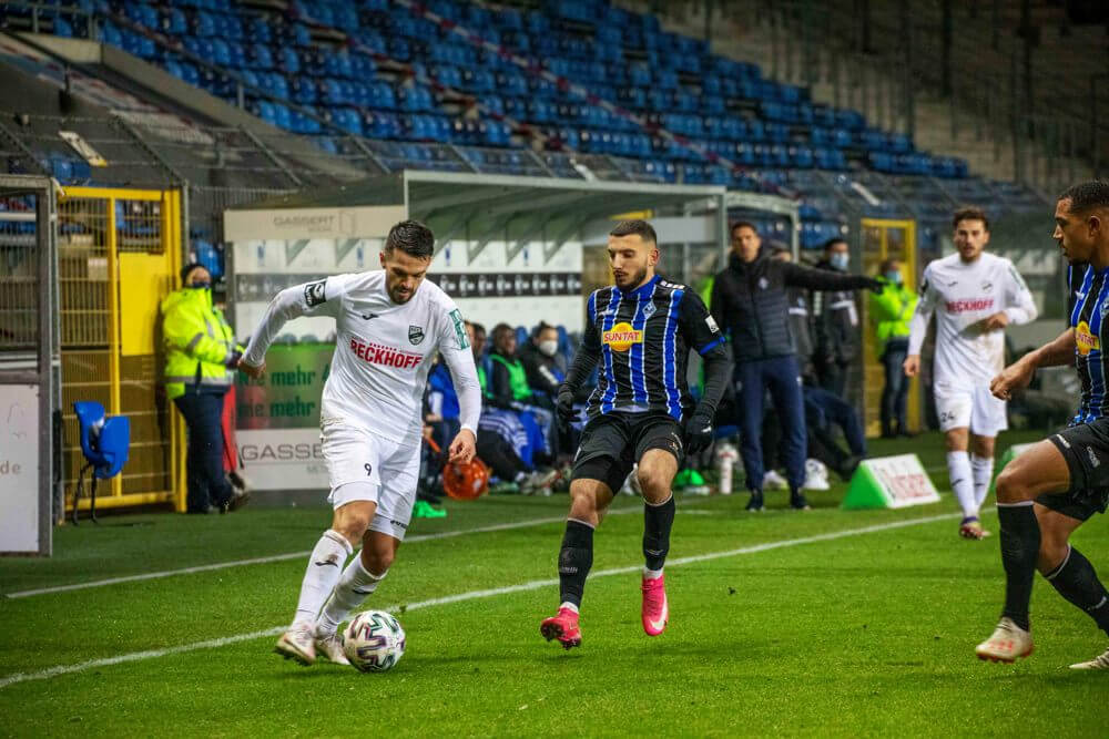SV Waldhof Mannheim - SC Verl, Carl Benz Stadion. Kasim Rabihic (SC Verl, 9) im Zweikampf gegen Arianit Ferati (SV Waldhof Mannheim, #10). Bild: Alfio Marino