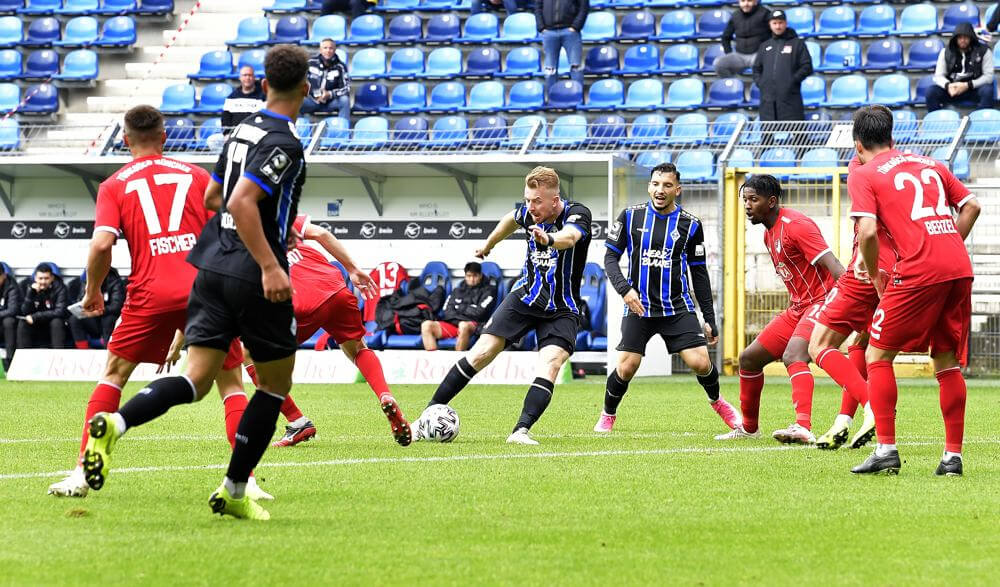 Archivbild: Szene aus dem Hinspiel. Dominik Martinovic (SVW) schießt auf das Münchner Tor. Auch bei Türkcücü trug sich Martinovic in die Torschützenliste ein. Bild: AS Sportfoto