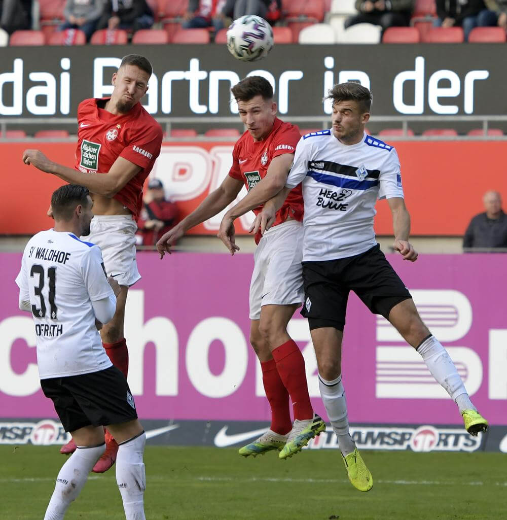 Archivbild: Szene aus 1. FC Kaiserslautern - SV Waldhof Mannheim Sandhausens Neuzugang Janik Bachmann (links, rot) im Kopfballduell mit Jan Hendrik Marx (SVW). AS Sportfoto