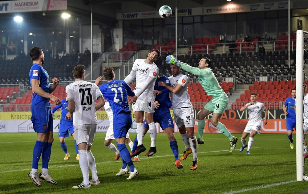 Sandhausens Keeper Rick Wulle klärt im Strafraumgetümmel. AS Sportfoto