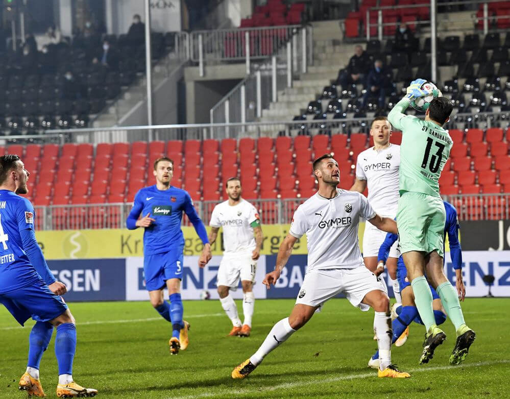 Spielszene SVS-1.FC Heidenheim. SVS-Keeper Rick Wulle fängt das Leder. Bild: AS Sportfoto