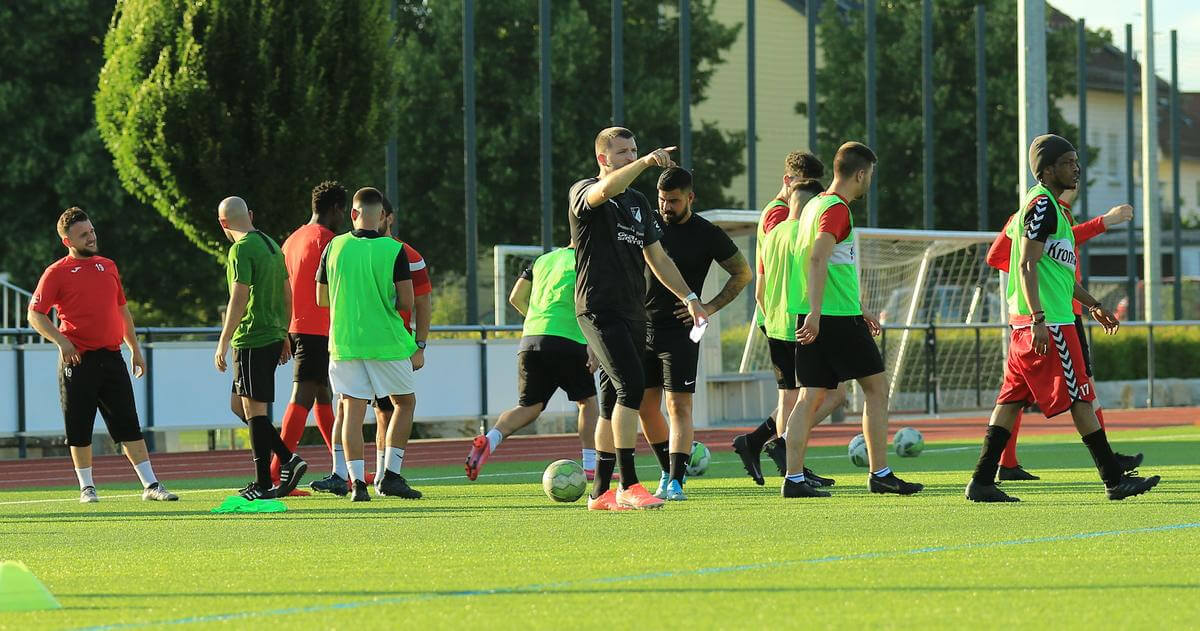 Michael Saager (Bildmitte) beim Training mit dem Team der SGH. Bild: SGH