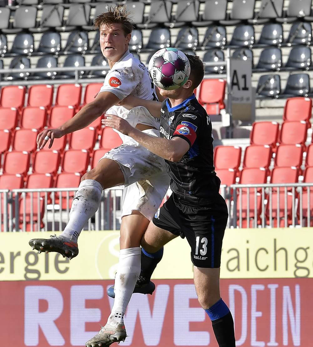 Archivbild: Sandhausens Kevin Behrens im Kopfballduell mit seinem Paderborner Gegenspieler. AS Sportfoto