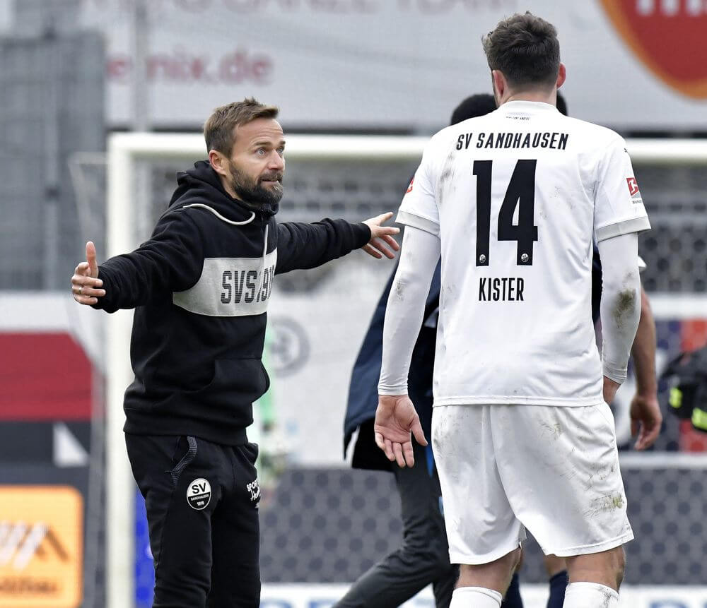 Archivbild: Sandhausens Trainer Schiele war nach der ersten guten Halbzeit mit einer 2:0 Führung, am Ende bedient. Der KSC erzielte noch drei Treffer. AS Sportfoto
