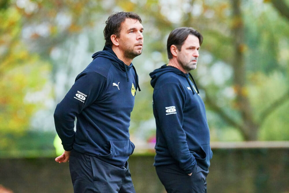 Links im Bild Trainer Jörg Höpfner, rechts Co-Trainer Dieter Schreckenberger. Bild: Berno Nix