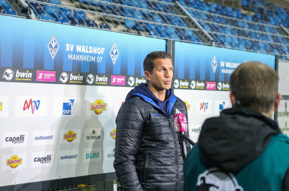 Einen schweren Stand hat aktuell Waldhofs Trainer Patrick Glöckner.  Bild: Alfio Marino