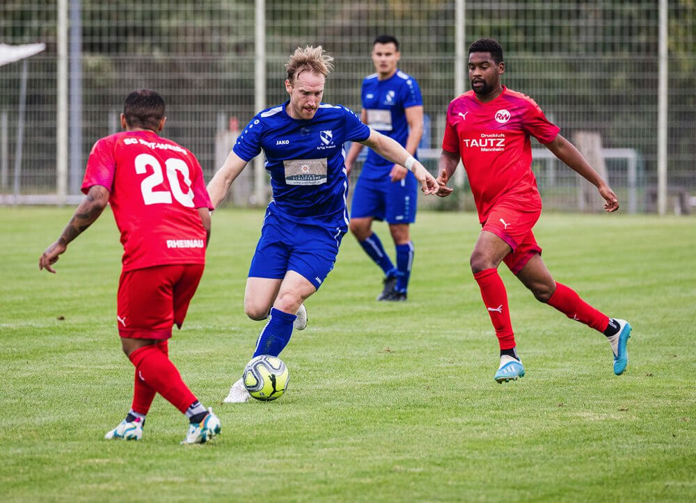 SC Rot-Weiss Rheinau - SpVgg Wallstadt, Kreisliga Mannheim, v.l. Wallstadts Sebastian Stihler gegen Rheinaus Darnell Hill. Bild: Berno Nix
