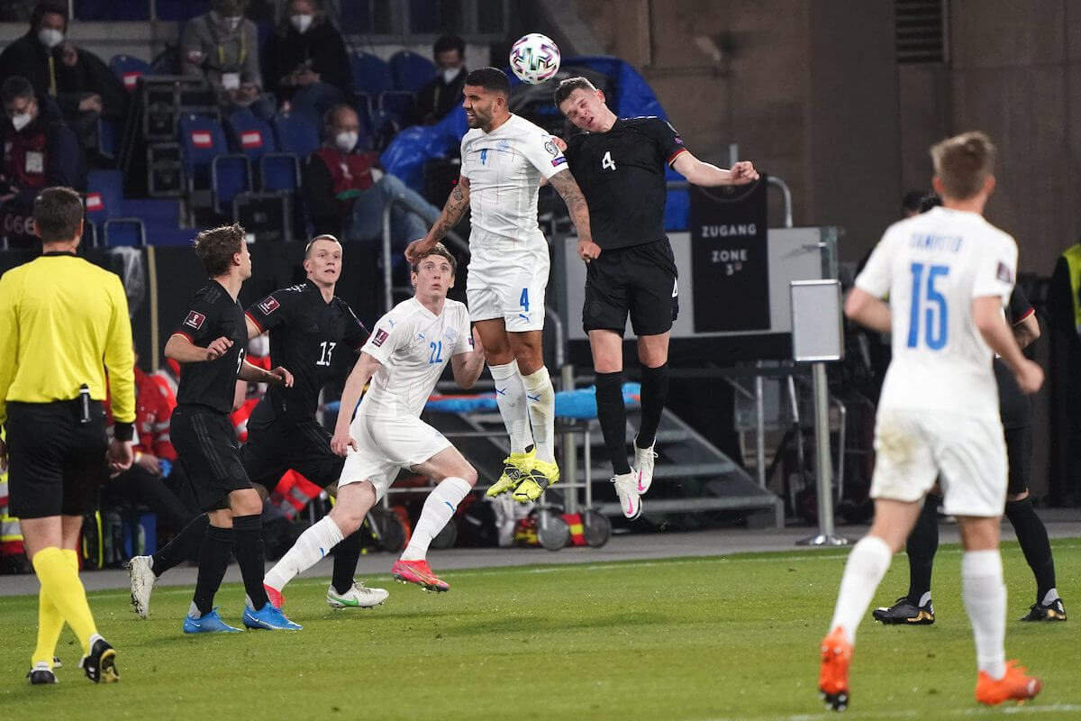 Kopfballduell Matthias Ginter (Deutschland) gegen Victor Palsson (Island)- WM-Qualifikationsspiel Deutschland gegen Island. Bild: Marc Schüler Sportpics
