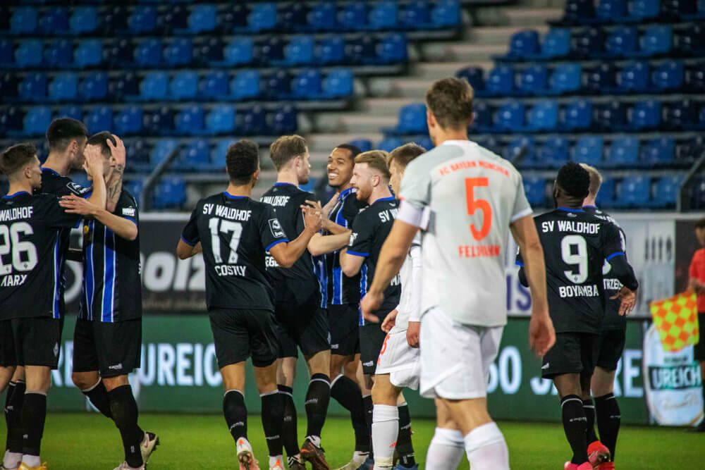 Donkor wird zum Treffer zum 1:0 beglückwünscht. Bild: Alfio Marino