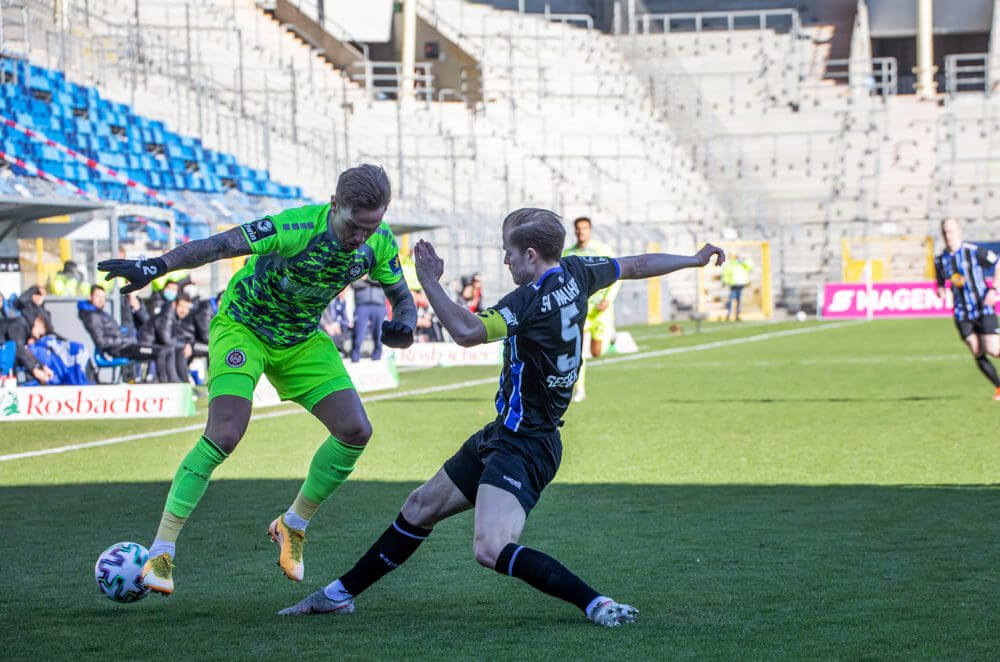 SV Waldhof vs. SV Wehen - Marcel Seegert (SV Waldhof Mannheim, #5) im Zweikampf mit Wiesbadens Tietz Phillip. Foto: Alfio Marino
