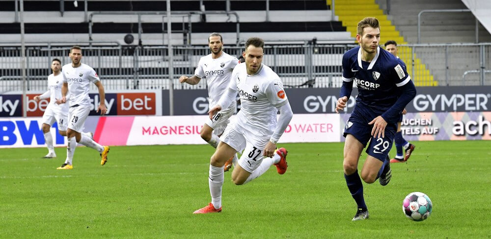 Patrick Schmidt (weiß, Nr.32) erlitt einen Mittelfußbruch Bild: AS Sportfoto