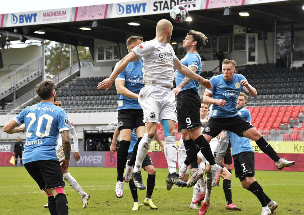 Sandhausens Nauber (weiß) kommt in dieser Szene gegen die Düsseldorfer Abwehr nicht zum Zug. AS Sportfoto
