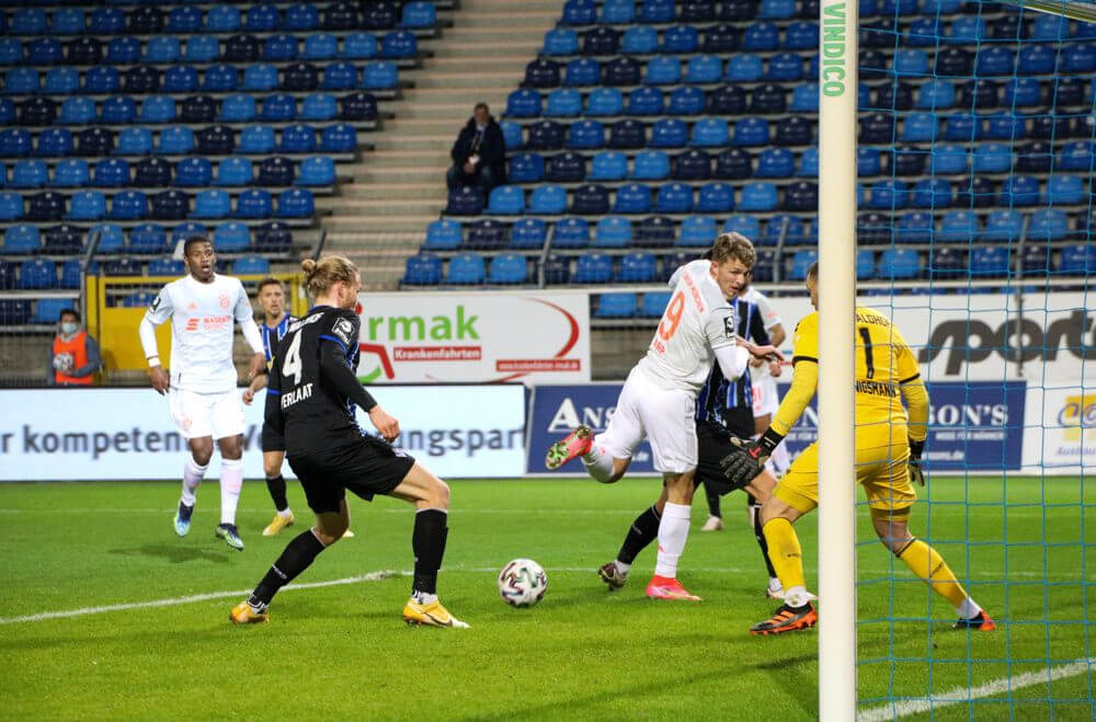 Jann-Fiete Arp (FC Bayern München II, #9) verpasst nur knapp per Kopf. Bild: Alfio Marino