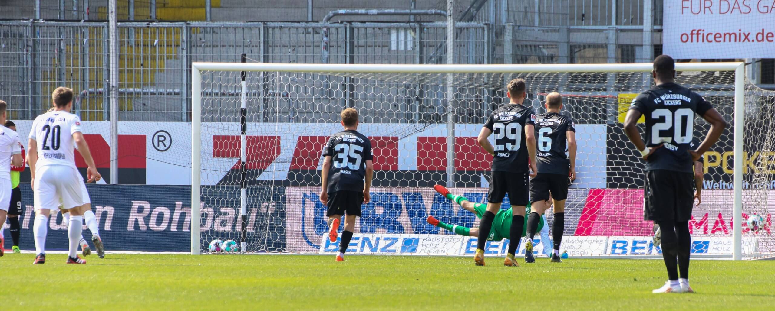 Sandhausens Kevin Behrens verwandelt den Strafstoß zum 1:0. Bild: Alfio Marino