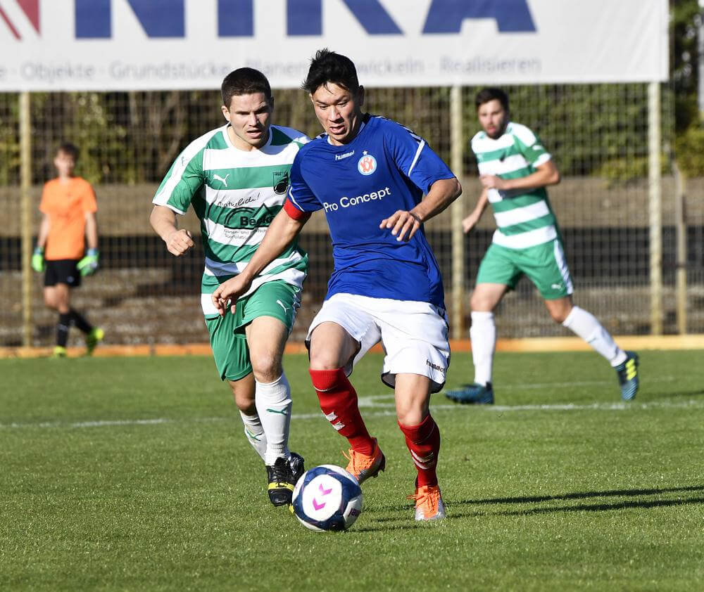René Schwall (rechts) hier noch im Trikot des VfR Mannheim. Schwall spielt aktuell beim FC Türkspor Hochstätt. AS Sportfoto