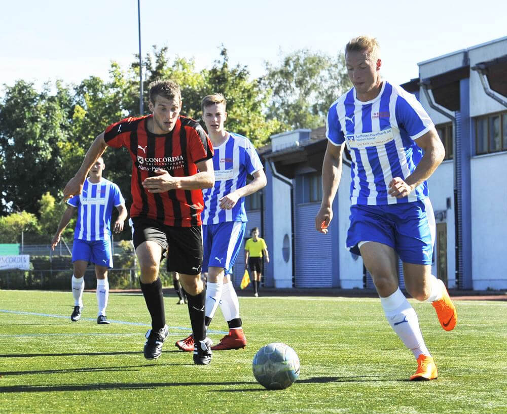 Nr. 18 Simon Plewa (blau) hier im Trikot des FC Dossenheim im Spiel gegen den FC Baiertal.  AS Sportfoto