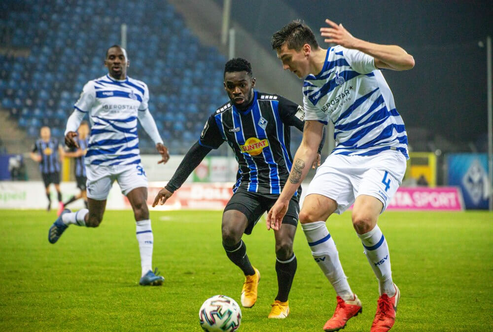 Archivbild: Szene aus dem Hinspiel in Mannheim. Waldhofs Boyamba versucht gegen seinen Duisburger Gegenspieler den Ball zu erobern. Bild: Alfio Marino