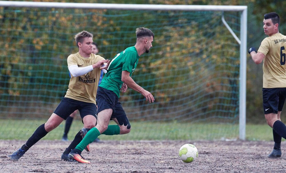 SG Viernheim - MFC Phoenix Mannheim, Kreisklasse A2, v.l. Viernheims Noah Deuser gegen Mannheims Xhem Ferizaj. Bild: Berno Nix