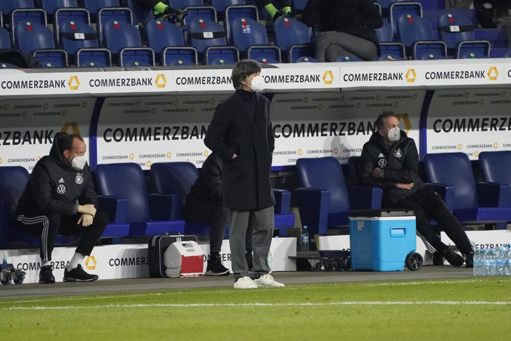 Für Fußball-Deutschland wäre ein sofortiger Rückzug von Joachim Löw im Interesse vieler Fans.  Bild: Marc Schüler Sportpics
