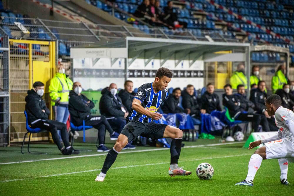 SV Waldhof vs. FC Bayern II, Carl Benz Stadion. Marcel Costly (SV Waldhof Mannheim, #17) versucht seinen Münchner Gegenspieler auszuspielen.  Bild: Alfio Marino