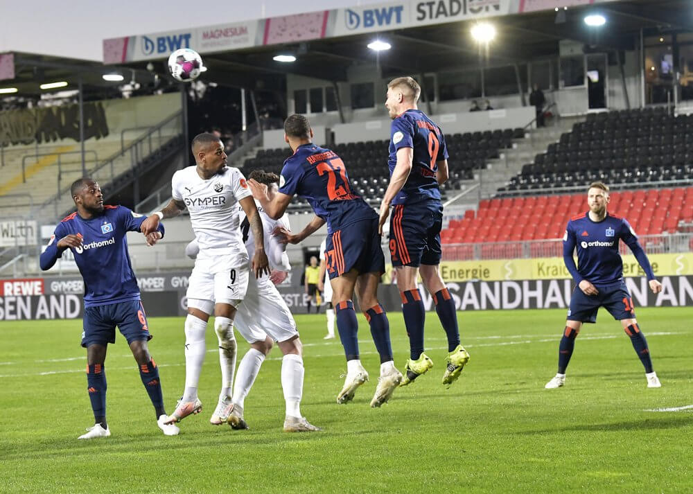 SV Sandhausen vs. Hamburger SV - Nr. 9 Daniel Keita-Ruel mit Tim Kister. AS Sportfoto