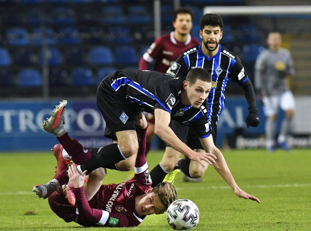 Jetzt in Unterhaching nur nicht straucheln. Szene aus SVW-Dresden - Schuster (SVW) wird zu Fall gebracht. AS Sportfoto