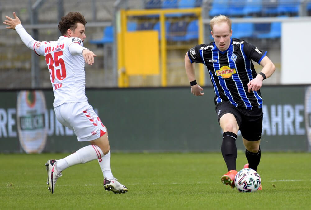 Dennis Jastrzembski am Ball. Sein Lübecker Gegenspieler versucht ihn vergeblich zu stören. AS Sportfoto