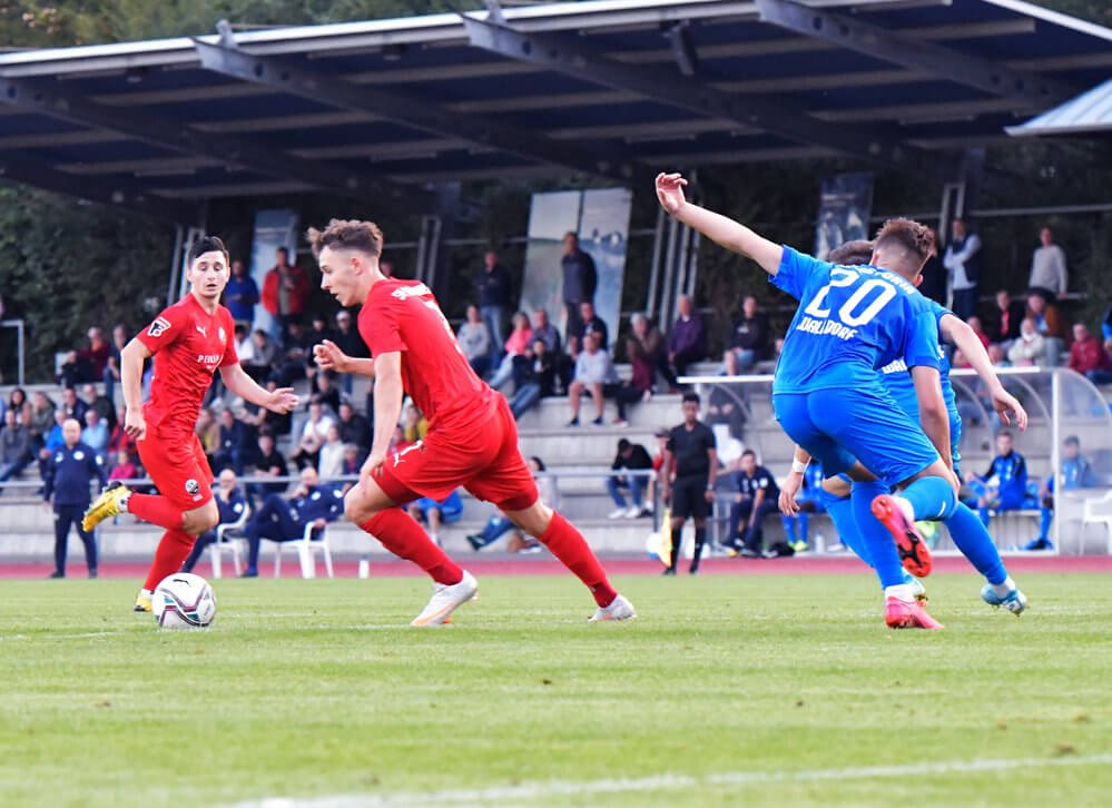 SV Sandhausen (rot) hier im Oberligaderby gegen Astoria Walldorf U23. AS Sportfoto