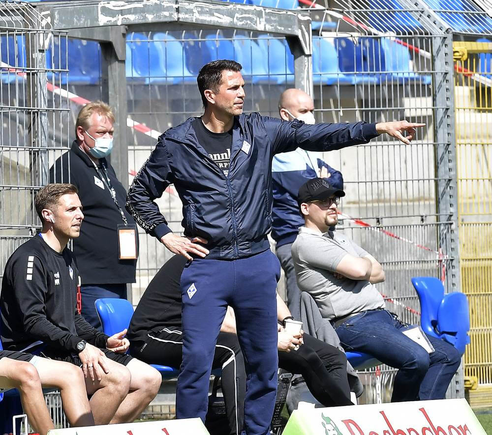 Bleibt Patrick Glöckner (stehend) oder nicht? AS Sportfoto