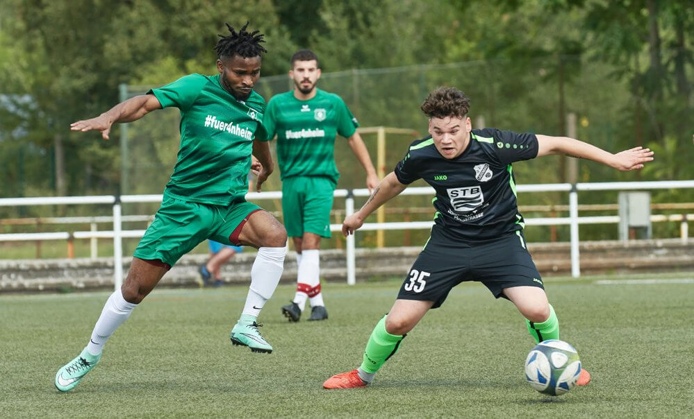 TSV Amicitia Viernheim II - SV Laudenbach, Kreisklasse A2, v.l. Viernheims Nolwenn Dramé gegen Laudenbachs Felix Schillinger. Bild: Berno Nix