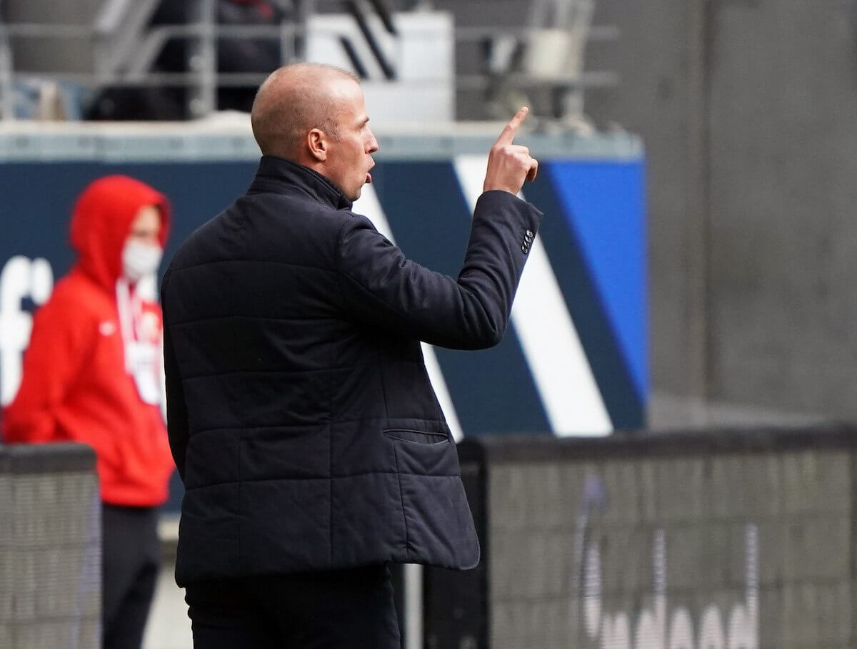 TSG-Coach Sebastian Hoeness zeigt es an. Man will sich mit einem Sieg in der Tabelle oben festsetzen. Bild: Marc Schüler Sportpics