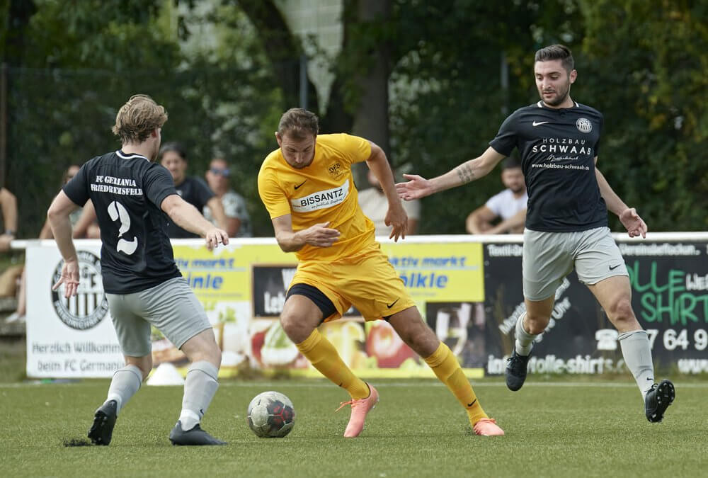FC Germania Friedrichsfeld - VfB Gartenstadt, Kreisliga, Gartenstadts Cem Kuloglu zwischen den Friedrichsfeldern Vincent Zipf (li.) und Tugay Caliskan (re.). Bild: Berno Nix