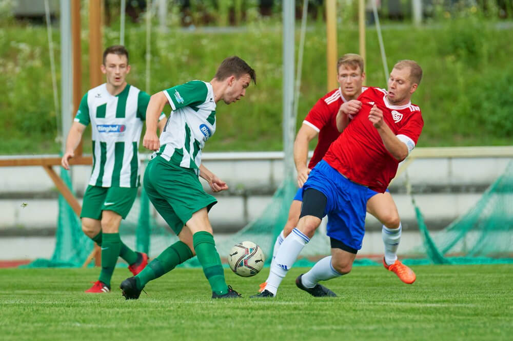 TSV Amicitia Viernheim - MFC Lindenhof, Kreisliga, v.l. Viernheims Laurenz Baass gegen Lindenhofs Felix Schreckenberger. Bild: Berno Nix