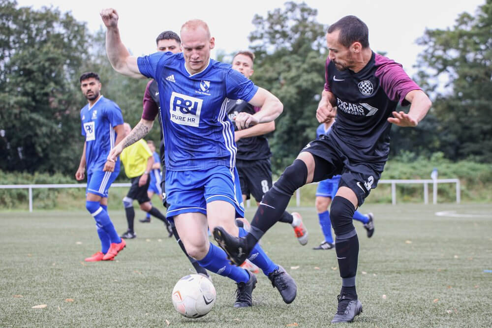 SpVgg Wallstadt II - SG Mannheim Luca Weissenfels (blau, am Ball) im Zweikampf gegen Igor Orsolic (schwarz, 3). Bild: Alfio Marino