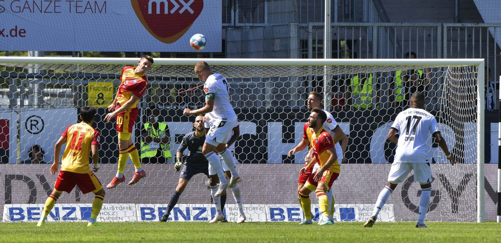 Sandhausens Alexandr Zhirov (weiß) mit einem Kopfball auf das Karlsruher Tor. Szene aus SVS-KSC (0:0). AS Sportfoto