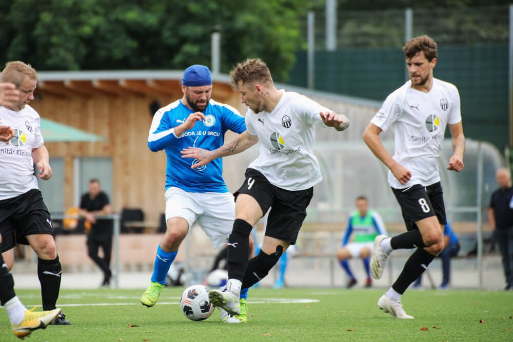 FK Bosna - SpVgg 06 Ketsch 2 Marius Herzog (Ketsch/am Ball) wird von Suleiman Shukeirik (Bosna/blau) angegriffen. Bild: Alfio Marino
