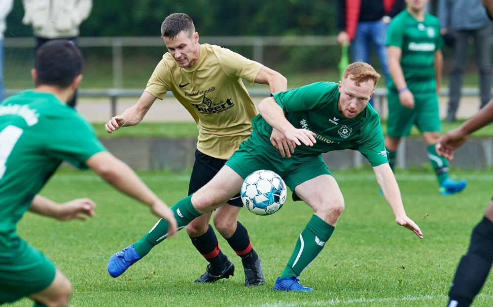 SG Viernheim - TSV Amicitia Viernheim, Kreisklasse A2, v.l. Marco Buttler (SG Viernh.) gegen Joseph Collier (TSV Amicitia). Bild: Berno Nix