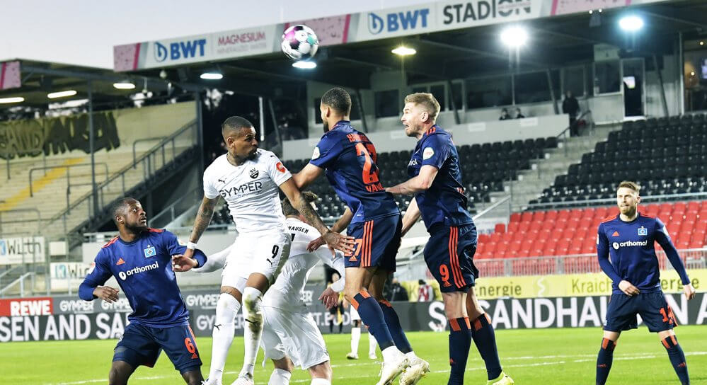 Spiel vom April 21 - SV Sandhausen - Hamburger SV. Nr. 9 Daniel Keita-Ruel (HSV) mit Tim Kister (SVS).  AS Sportfoto