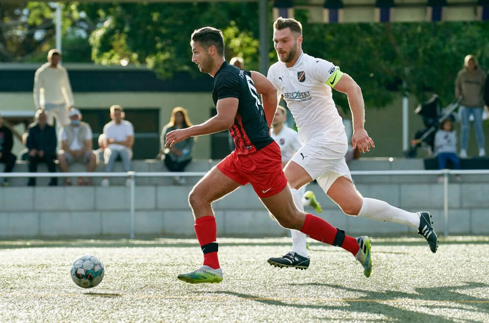 SpVgg Ilvesheim - TSV Neckarau, Kreisliga, v.l. Neckaraus Marvin Witt gegen Ilvesheims Valon Gashi. Bild: Berno Nix