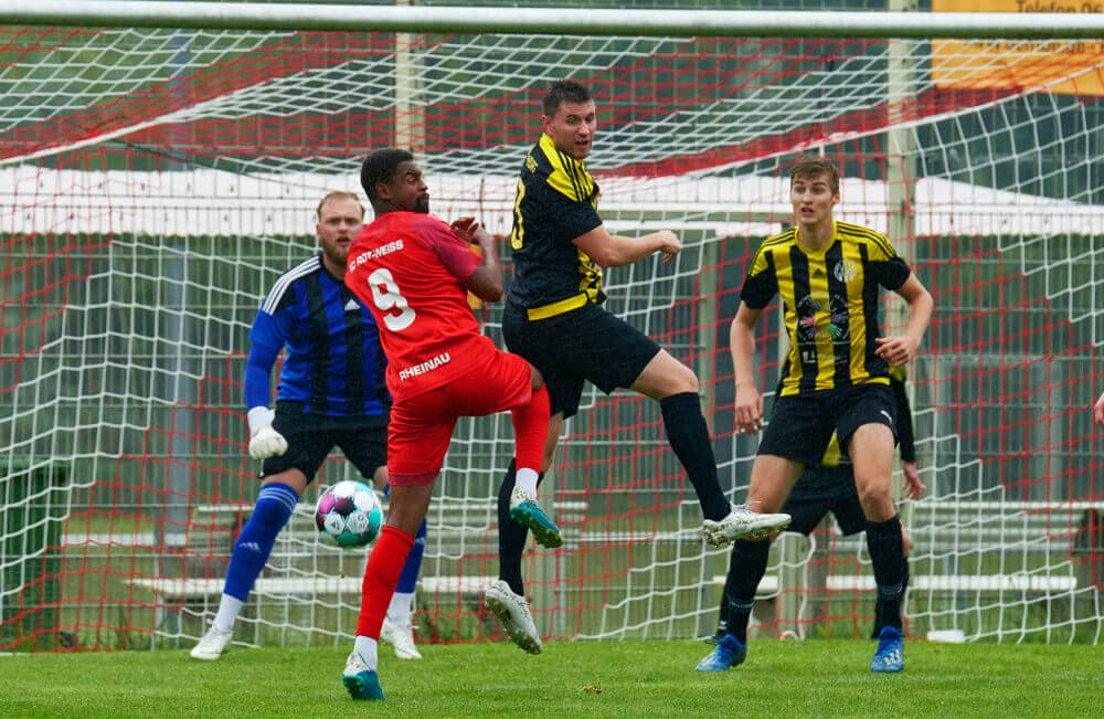 Rheinau muss am Wochenende wegen vieler Krankheitsfälle passen. Szene:  SC RW Rheinau - FV 03 Ladenburg, Kreisliga, Mitte v.l. Rheinaus Darnell Hill gegen Ladenburgs Philipp Kappis. Bild: Berno Nix