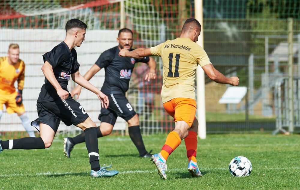 SG Viernheim - SPVGG Tuerkspor Edingen, Kreisklasse A2, v.l. Edingens Serkan Yaman gegen Viernheims Steven Schreck. Bild: Berno Nix