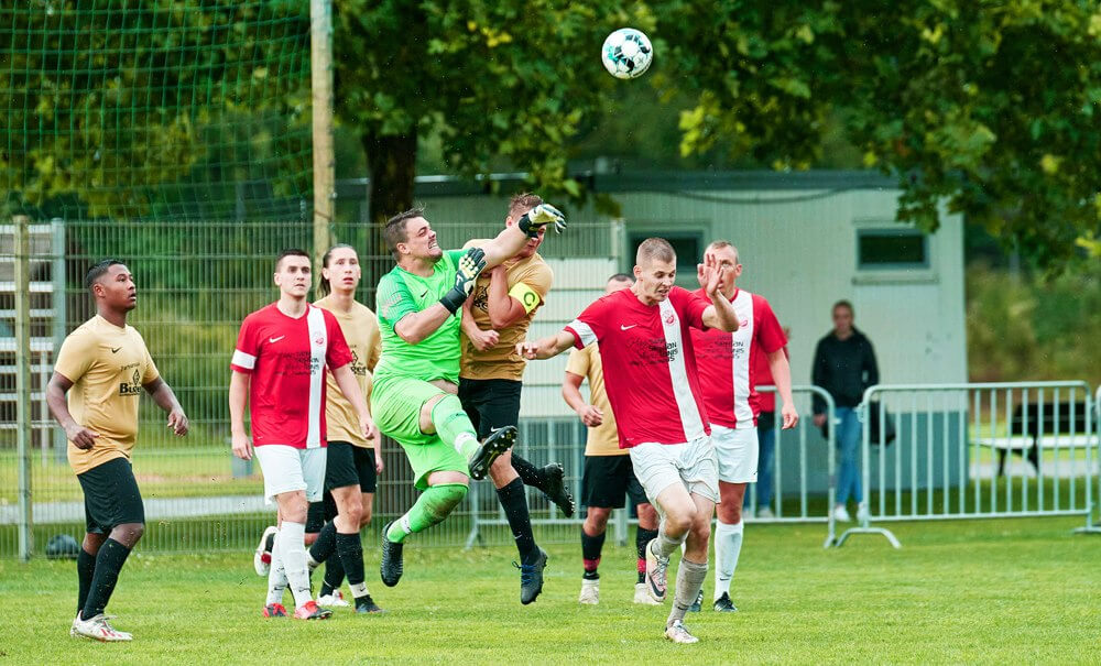 SG Viernheim - SV Schriesheim, Kreisklasse A2, Mitte v.l. Viernheims Torwart Dennis Steiner und Viernheims Noah Deuser behindern sich hier gegenseitig.  Bild: Berno Nix