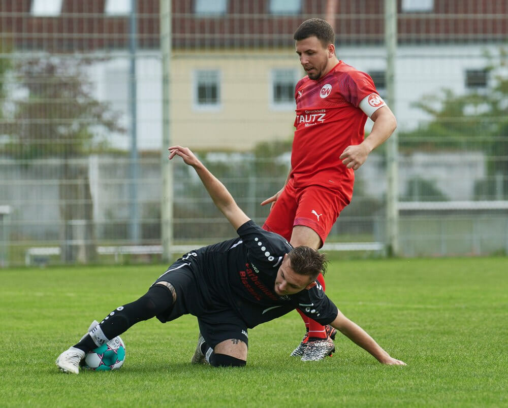 SC Rot-Weiss Rheinau - VfB Gartenstadt, Kreisliga, v.l. Gartenstadts Justin Meckel gegen Rheinaus Dennis Franzin. Bild: Berno Nix