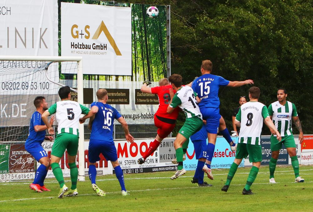 Der FV Brühl II (blau) grüßt von der Tabellenspitze. Szene aus dem Pokalfinale bfv - TSV Am. Viernheim - FV Brühl II. Bild: lofi