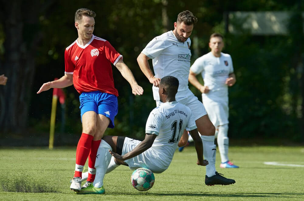 MFC 08 Lindenhof - SpVgg 03 Ilvesheim, Kreisliga, v.l. Lindenhofs Marco Lintz gegen die Ilvesheimer Mubarik Abdikarim und Rene Scherb. Bild: Berno NIx