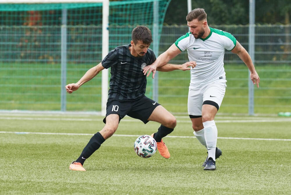  TSG Rheinau - ASV Feudenheim, Kreisklasse A1, v.l. Feudenheims Mert Aydin gegen Rheinaus Timo Rensch. Bild: Berno Nix