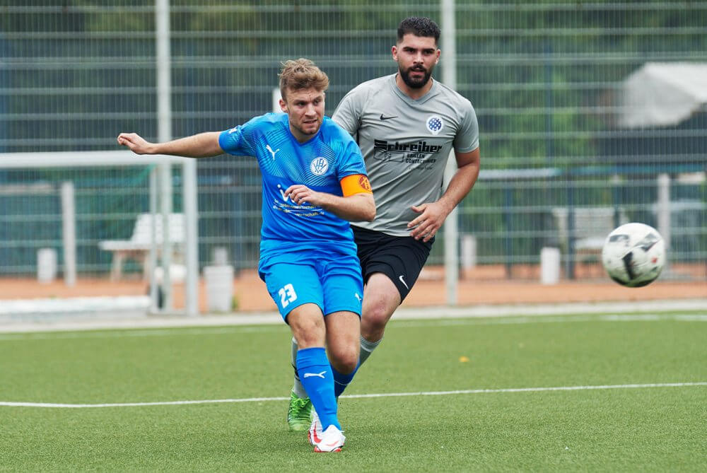 FV Fortuna Heddesheim II - DJK Feudenheim, Kreisklasse A2, v.l. Heddesheims Dennis Wetzel gegen Feudenheims Biago Setola. Bild: Berno Nix