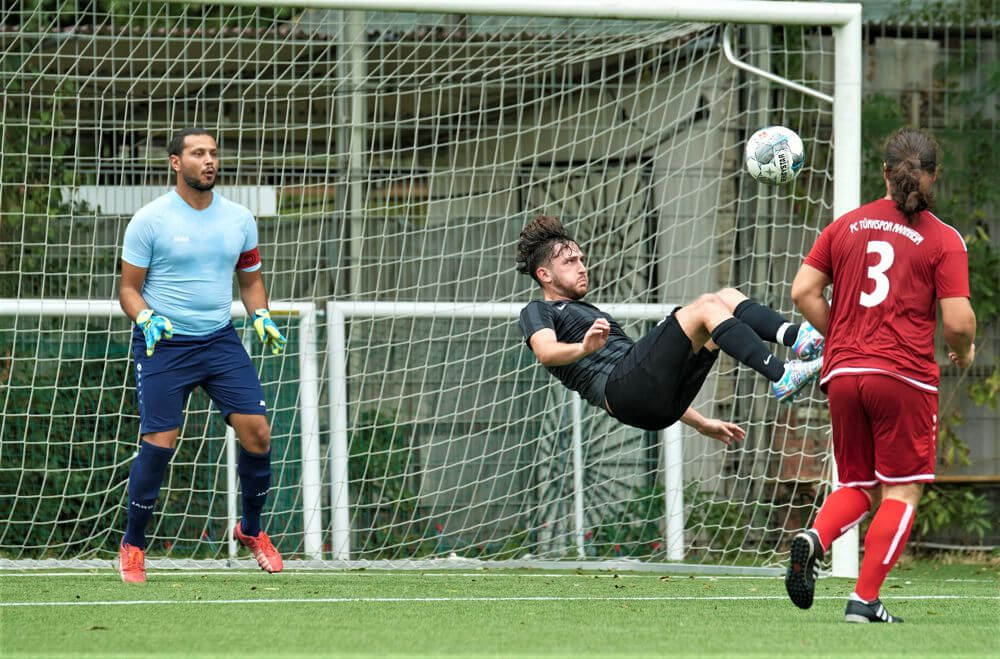 ASV Feudenheim - FC Türkspor Mannheim II, Kreisklasse A1, Feudenheims Erblin Azizi versuchts mit einem Fallrückzieher, li. Türkspor-Keeper Fatih Goen, re. Türkspors Yilmaz Aksoy. Bild: Berno Nix