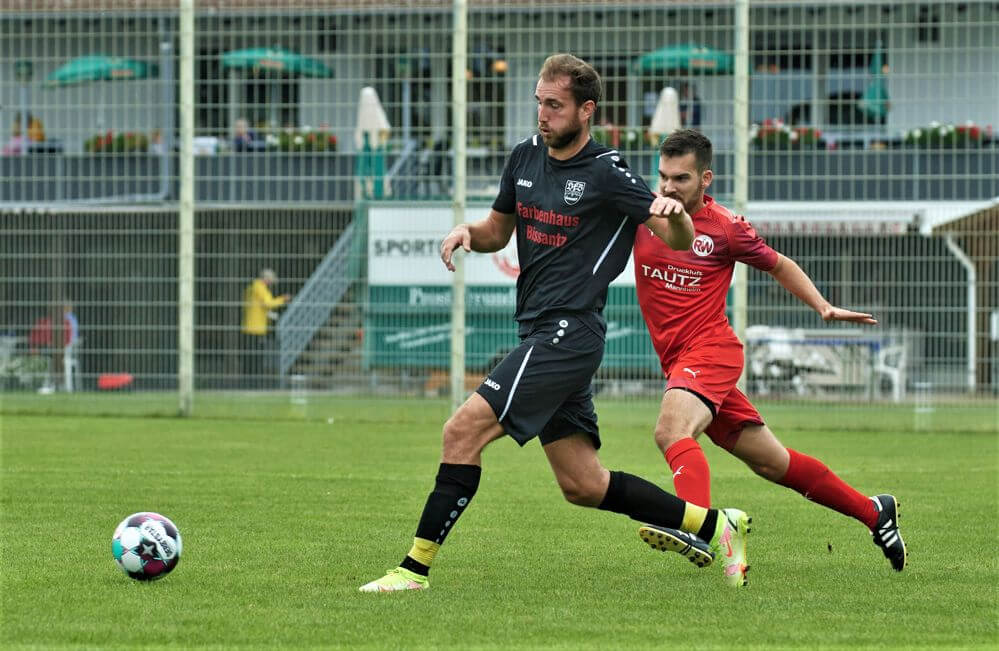 Gartenstadts Cem Kuloglu (schwarz) gegen Rheinaus Sergio Latorre Fernandez. Bild Berno Nix
