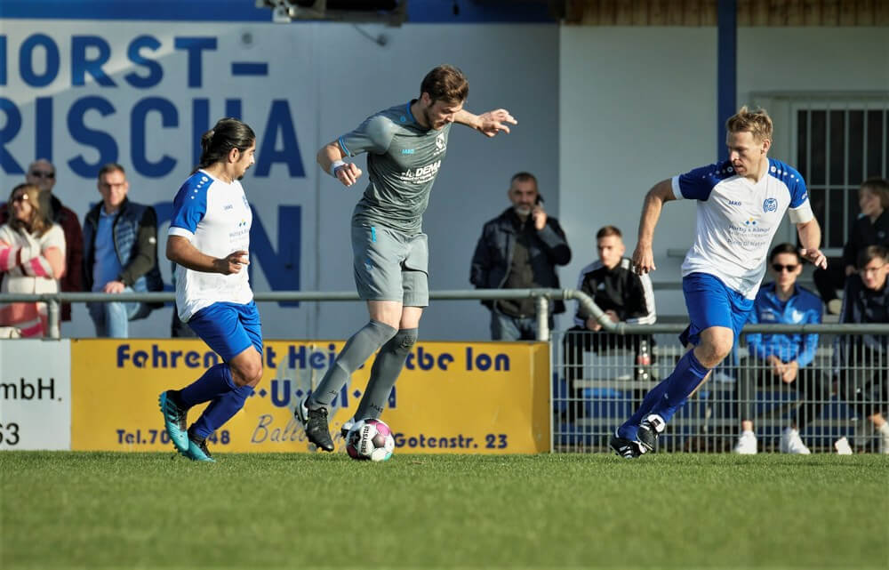 SpVgg Wallstadt - MFC 08 Lindenhof, Kreisliga, Wallstadts Marcel Leljak zwischen den Lindenhoefern Yusuf Demirci (li.) und Christian Bauer (re.). Bild: Berno Nix